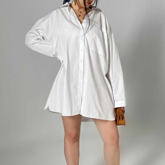 femme portant une chemise blanche oversize en mode robe