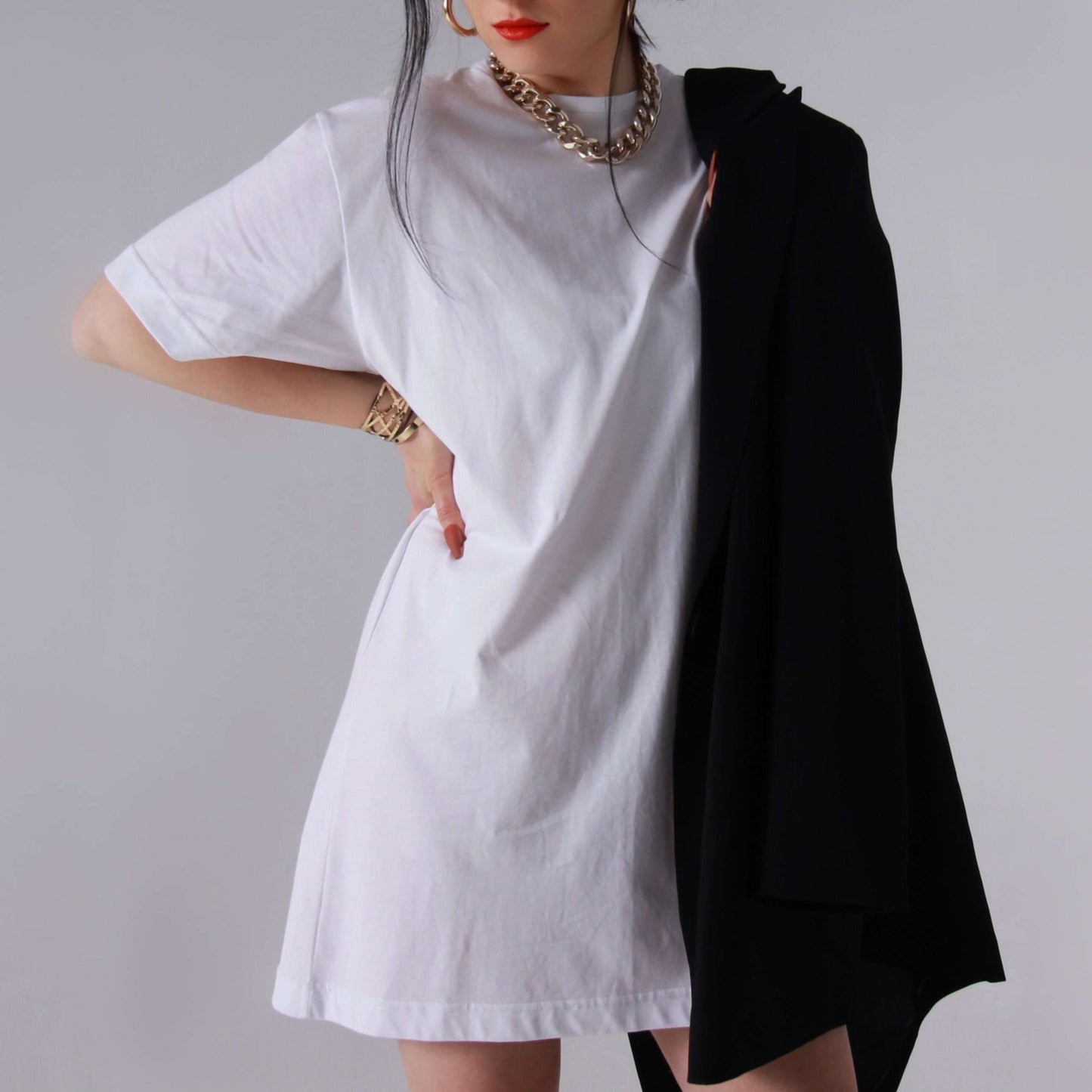 femme portant un tee-shirt blanc oversize porté en robe