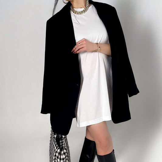 femme portant un blazer noir oversize avec en dessous un tee-shirt blanc oversize en coton